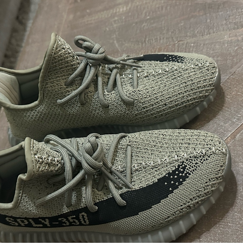 Yeezy Boost - Picture 2 of 3